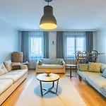 Delightful Flat With Bosphorus View In Kuzguncuk